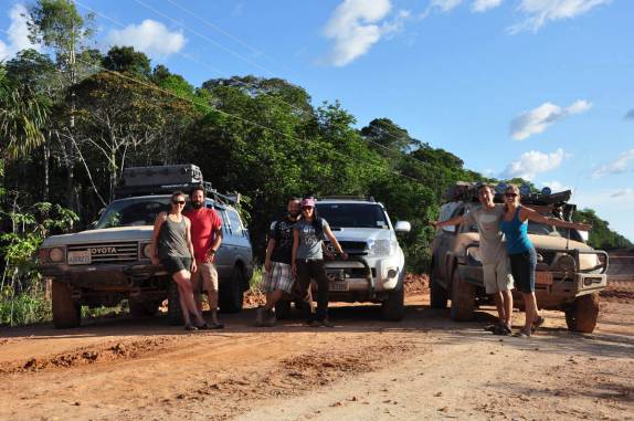 Reencontrando o Luis e a Lancy, do Lost World Expedition, e o casal costarriqueno do Vuelta al Mundo en N Dias na BR-319, que liga Manaus à Porto Velho, nos seus trechos iniciais
